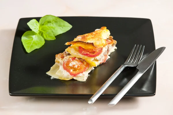 Lasagne met gehakt kalkoenvlees en tomaten — Stockfoto