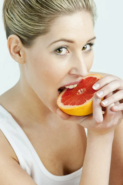 Portret Van Een Jonge Vrouw Eten Grapefruit — Stockfoto