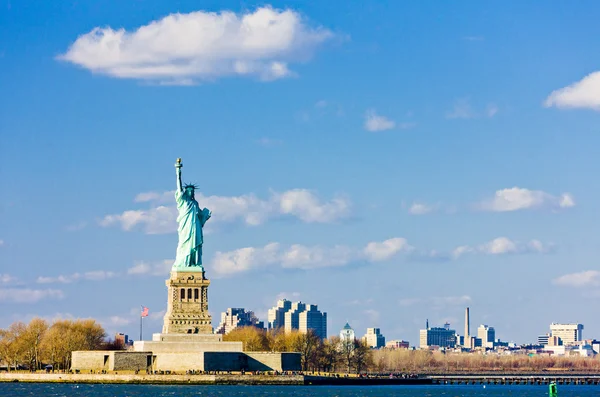 Острів свободи і статуя свободи, Нью-Йорк, США — стокове фото