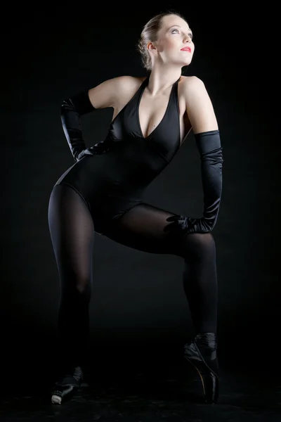 Balletdanser in zwarte kleding — Stockfoto