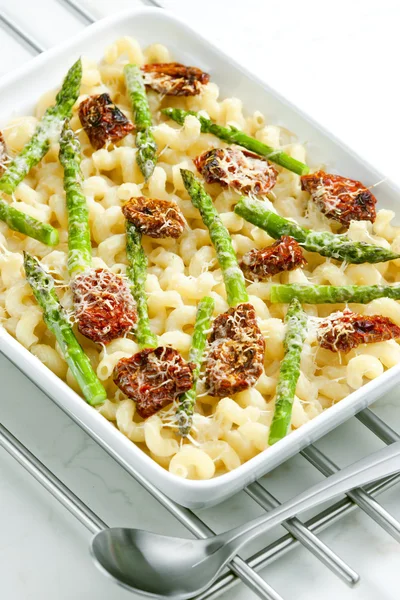 Pasta baked with dried tomatoes, asparagus and pecorino cheese — Stock Photo, Image
