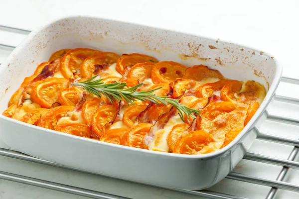Tomaten Gebacken Mit Mozzarella Und Bauchspeck — Stockfoto