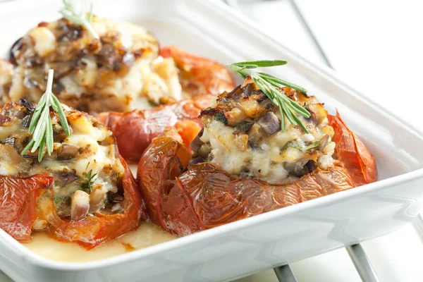 Baked tomatoes with chicken meat and mushrooms — Zdjęcie stockowe