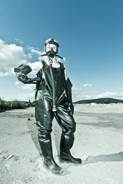 Gaz Maskesi Koruyucu Giyim Eşyası Ile Duran Kadın — Stok fotoğraf