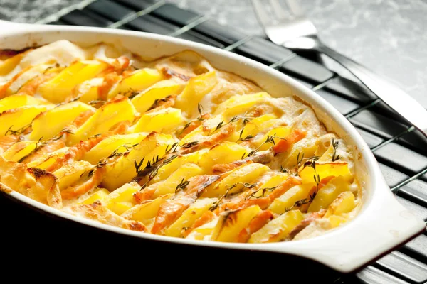 土豆和奶油烤三文鱼 — 图库照片