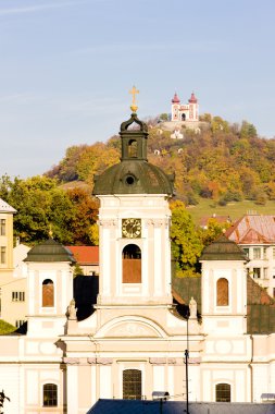 Kilise st. mary ve calvary de arka plan, banska stiavnica,