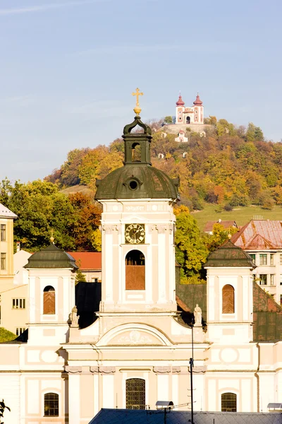 Kilise st. mary ve calvary de arka plan, banska stiavnica, — Stok fotoğraf