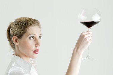 kadın kırmızı şarap ile