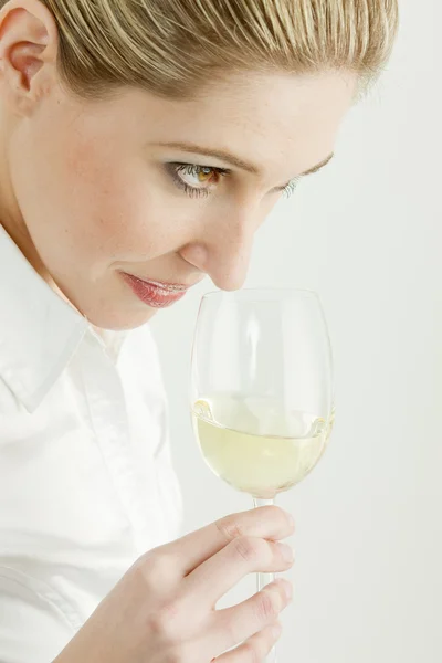 Retrato Mujer Joven Degustación Vino Blanco —  Fotos de Stock
