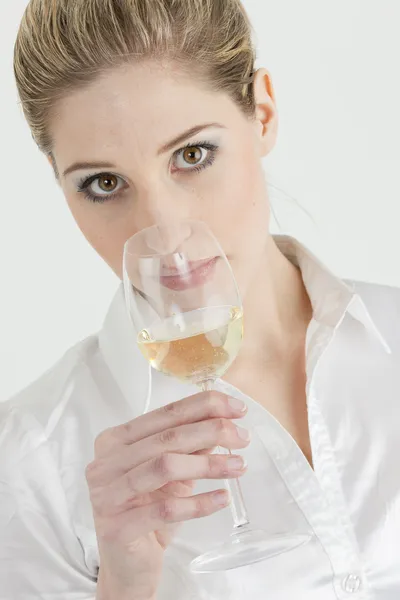 Kvinna smaka vitt vin — Stockfoto