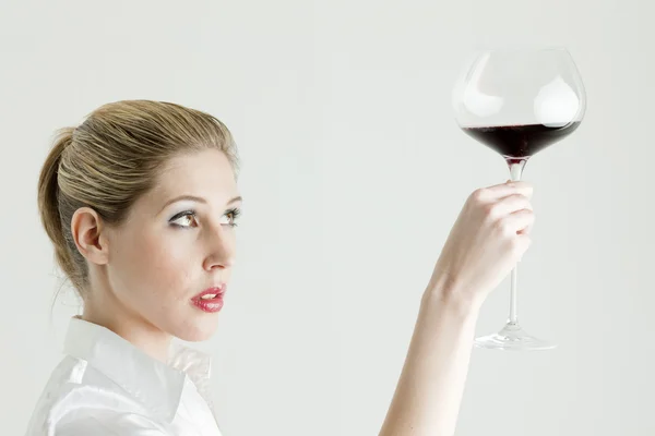 Kadın kırmızı şarap ile — Stok fotoğraf