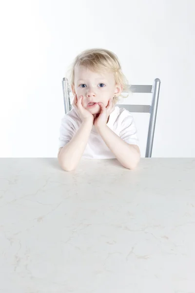 Портрет Маленькой Девочки Сидящей Столом — стоковое фото