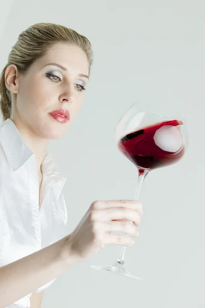 赤ワインのグラスを持つ若い女性の肖像画 — ストック写真