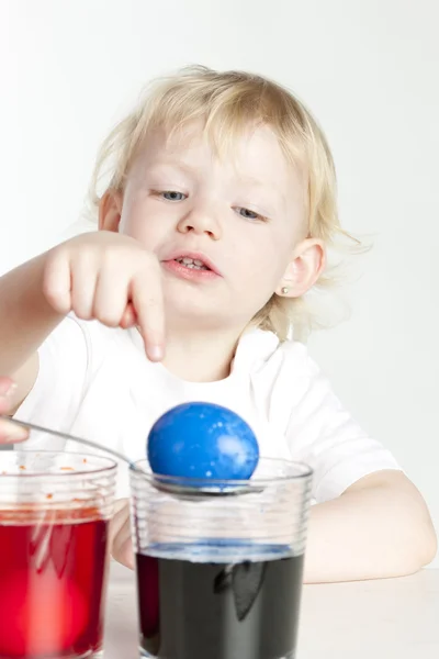 Bambina Durante Colorazione Delle Uova Pasqua — Foto Stock