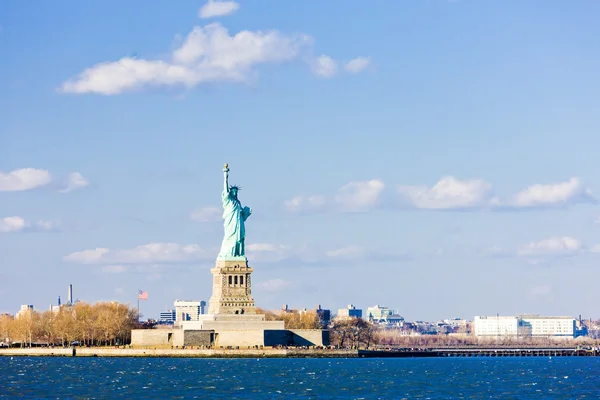 리버티 아일랜드와 자유의 여 신상, 뉴욕, 미국의 동상 — 스톡 사진