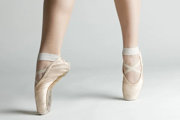 详细的芭蕾舞者的脚 — 图库照片