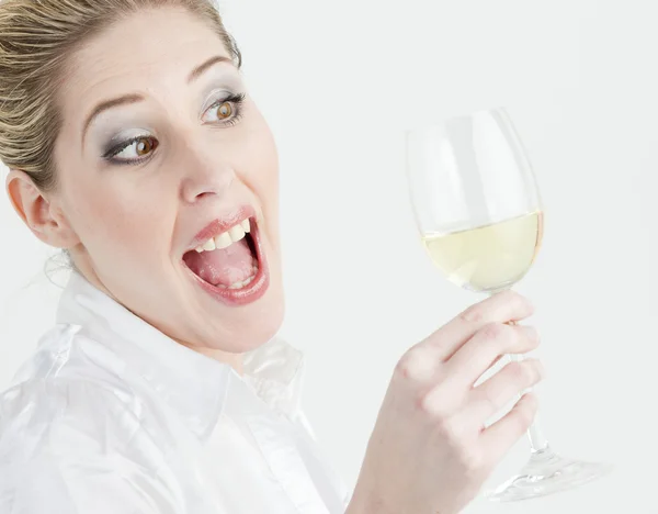 Bir Bardak Beyaz Şarapla Genç Bir Kadının Portresi — Stok fotoğraf