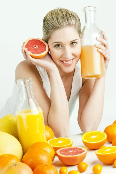 柑橘系の果物 オレンジ ジュースを持つ若い女性の肖像画 — ストック写真