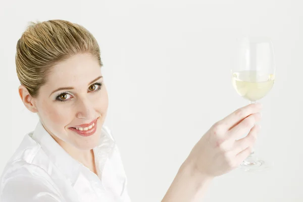 Kvinna med ett glas vitt vin — Stockfoto