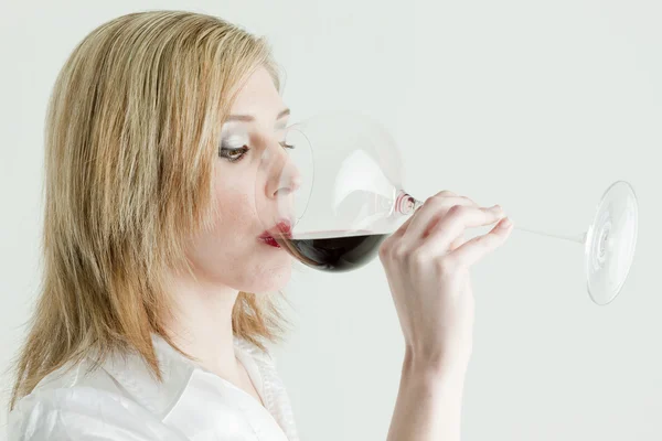 Porträtt Ung Kvinna Dricker Rött Vin — Stockfoto