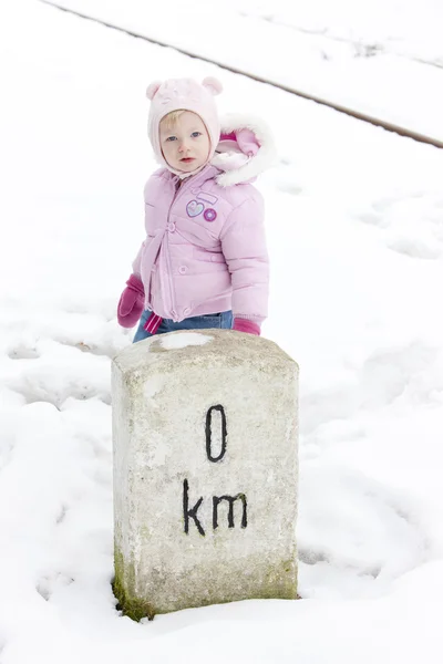 Kleines Mädchen Steht Markierung — Stockfoto