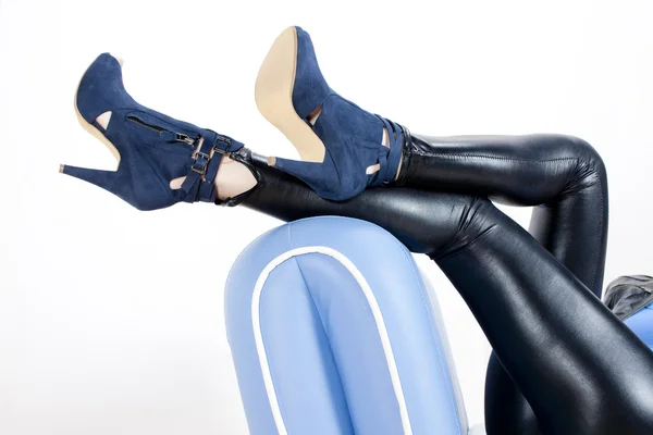 Dettaglio Della Donna Che Indossa Scarpe Blu — Foto Stock