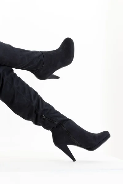 Dettaglio Donna Seduta Indossando Stivali Neri Alla Moda — Foto Stock