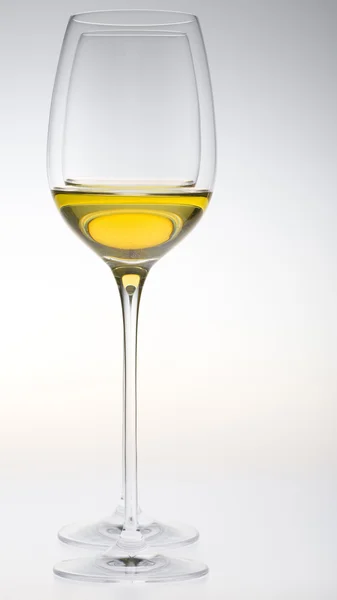 Weingläser mit Weißwein — Stockfoto