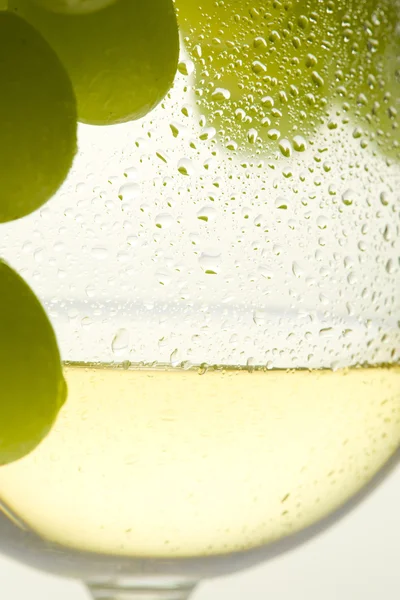 白ワインとブドウのワイングラス — ストック写真