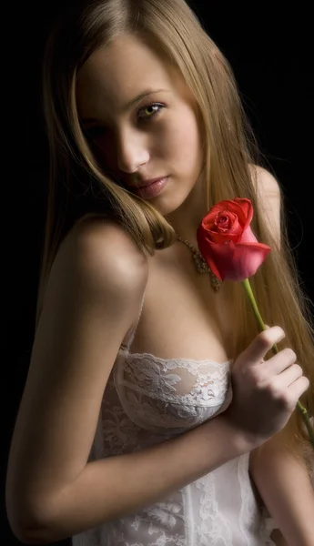 Retrato de mulher segurando uma rosa — Fotografia de Stock