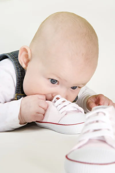 Retrato Deitado Bebê Menina Segurando Sapatos — Fotografia de Stock