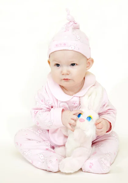 Babymeisje met een stuk speelgoed — Stockfoto