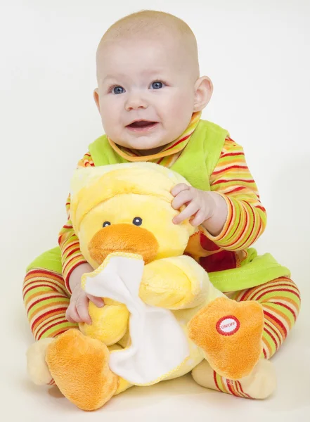 Babymeisje Met Een Eend Speelgoed Zitten — Stockfoto