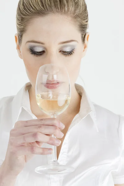 Portret Młodej Kobiety Degustacja Białego Wina — Zdjęcie stockowe