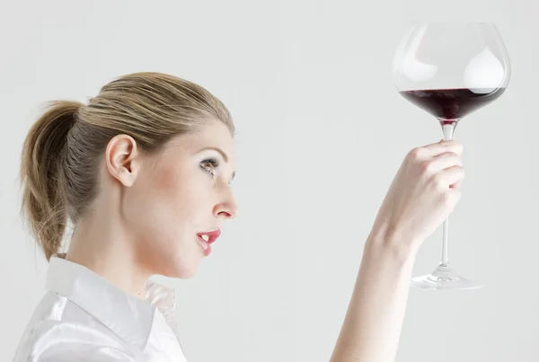 Porträtt Ung Kvinna Med Ett Glas Rött Vin — Stockfoto