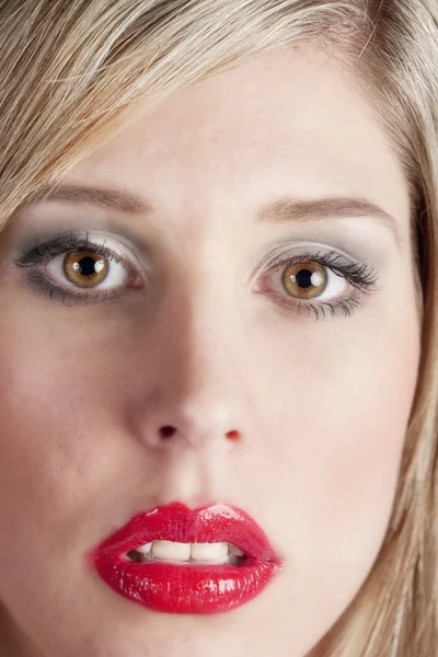 赤い口紅唇を持つ若い女性の肖像画 — ストック写真