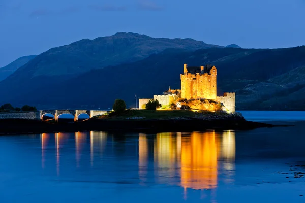 在晚上 苏格兰尼斯湖 Duich 艾琳多南城堡 — 图库照片