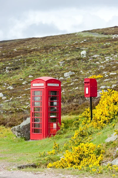 Телефонная будка и почтовый ящик — стоковое фото
