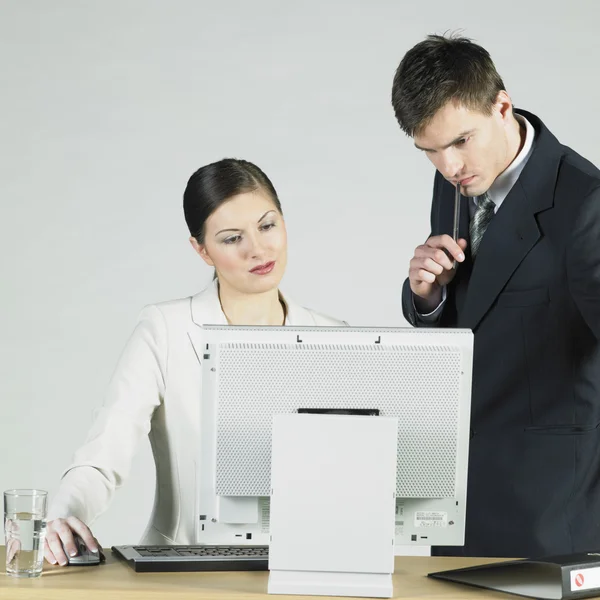 Businesspeople at computer — Stock Photo, Image