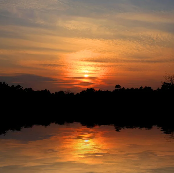 Κόκκινο ηλιοβασίλεμα με λίμνη αντανάκλαση — Φωτογραφία Αρχείου