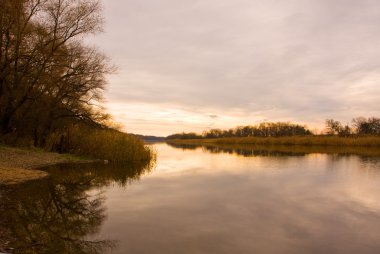 akşam Nehri üzerinde