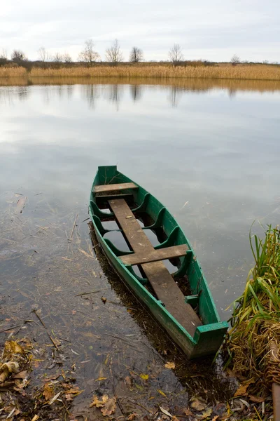 川で木製のボート — ストック写真