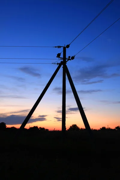 Nattbild med elektriska kolumner — Stockfoto