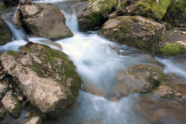 El agua del río de montaña — Foto de Stock