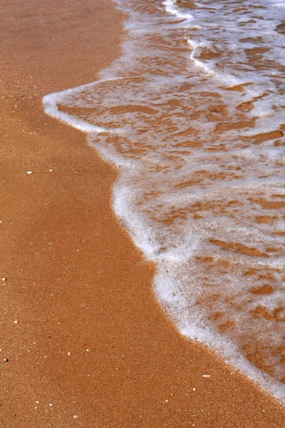 Havet vågor skum på stranden — Stockfoto