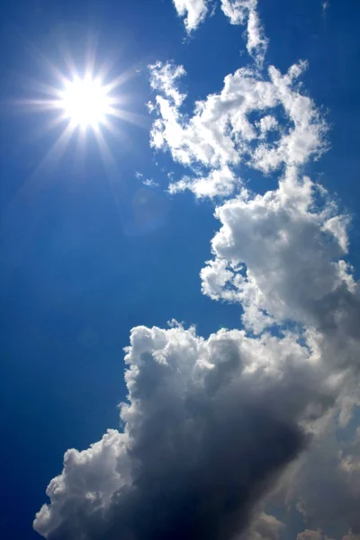 Zon in de blauwe lucht en de wolken — Stockfoto