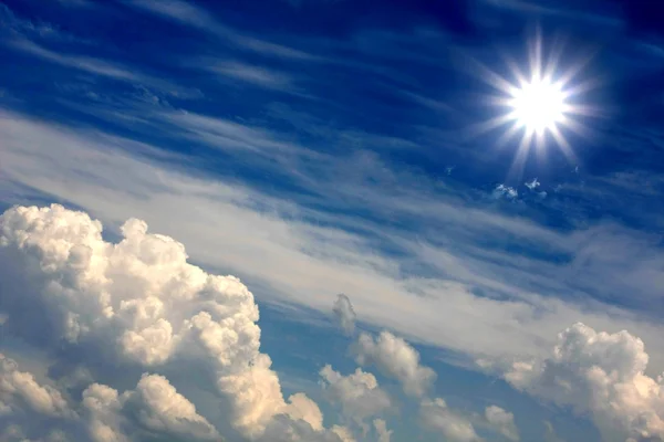 Güzel güneş bulutların üzerinde — Stok fotoğraf