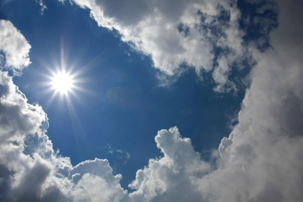 Солнце в небе — стоковое фото