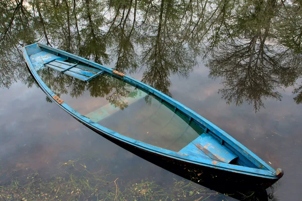 Flooded boat in water — Stock Photo, Image