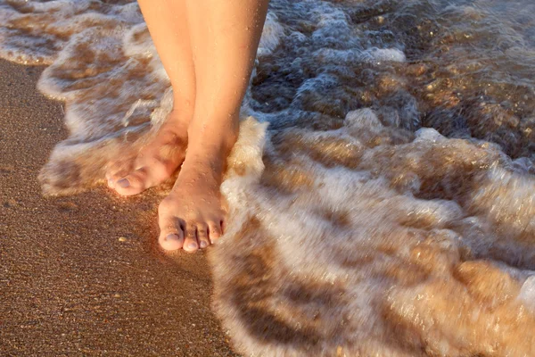 Vrouw benen blijven op het strand — Stockfoto